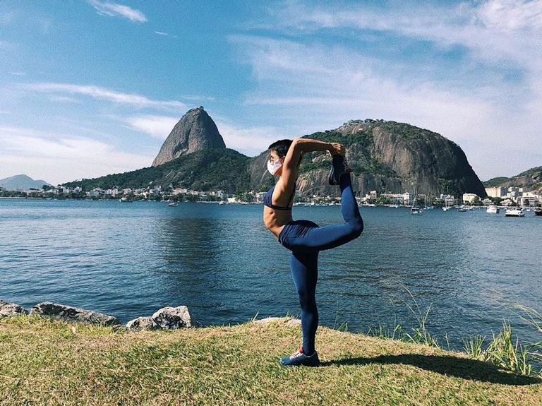 P Rola Faria Mostra Flexibilidade Em Pose De Ioga