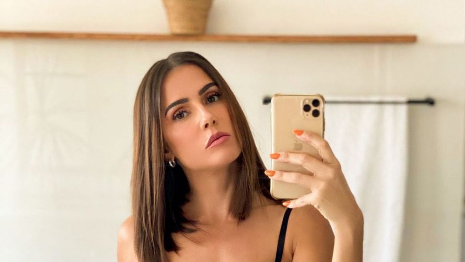 Deborah Secco usa biquíni fininho ao renovar o bronzeado na praia