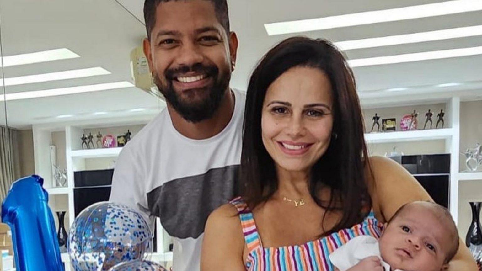 Viviane Araújo encanta a web ao mostrar o filho sorrindo Me derreti