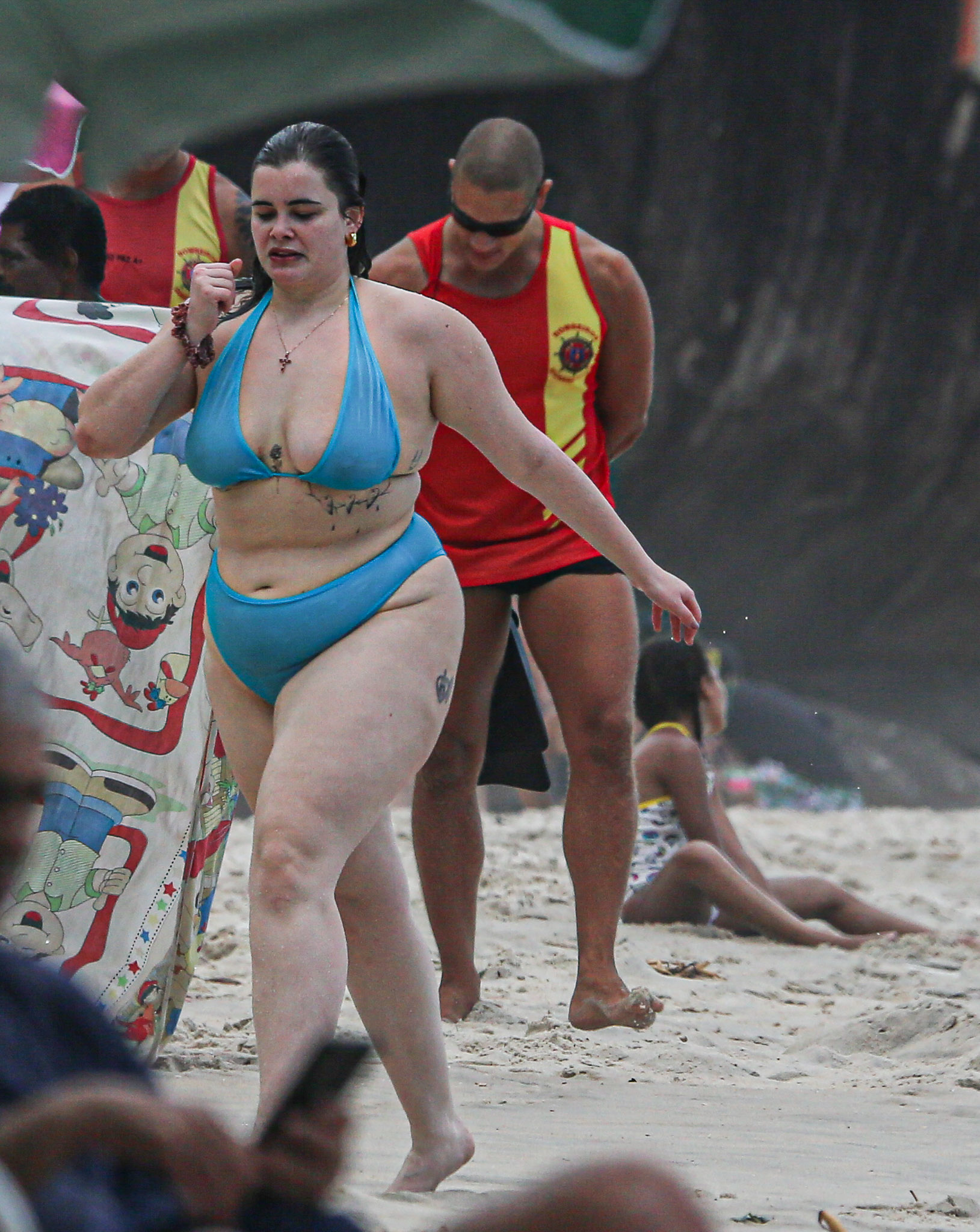 Atriz De Euphoria Renova Bronzeado Em Praia No Rio De Janeiro