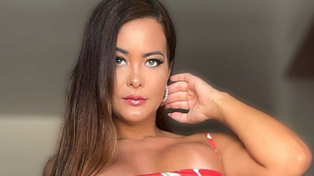 Geisy Arruda Exibe Corpo Sarad Ssimo Ao Posar Fio Dental Dourado