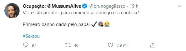 Bruno Gagliasso se emociona ao dar primeiro banho de Zyan