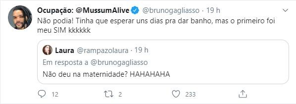 Bruno Gagliasso se emociona ao dar primeiro banho de Zyan