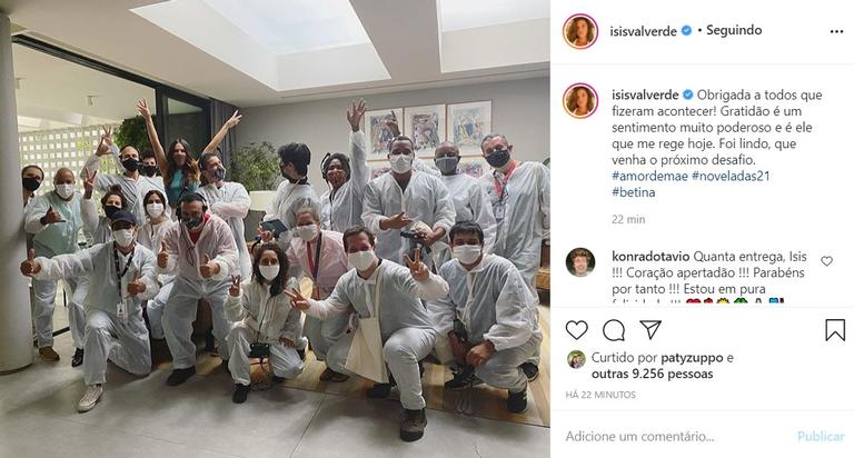 Isis Valverde posa com equipe de 'Amor de Mãe' 