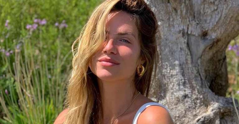 De biquíni Giovanna Ewbank mostra boa forma na praia