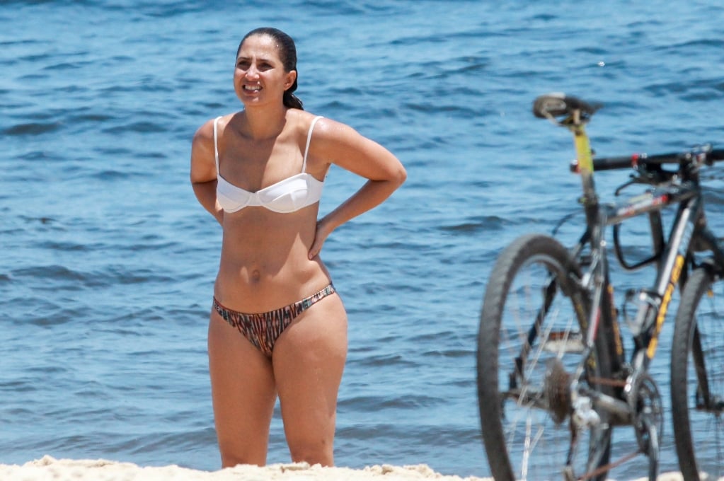 Camila Pitanga curte dia na praia