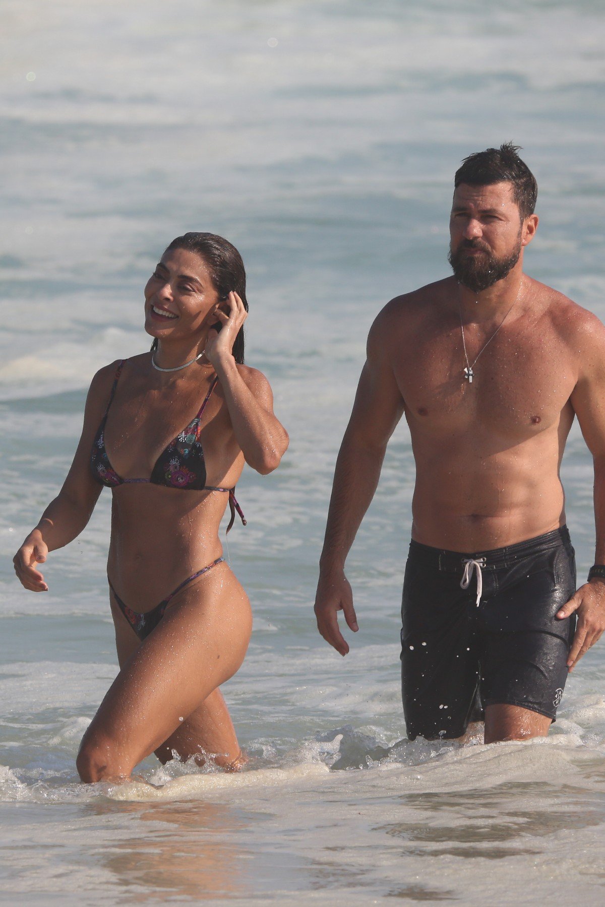 Juliana Paes com o marido na praia