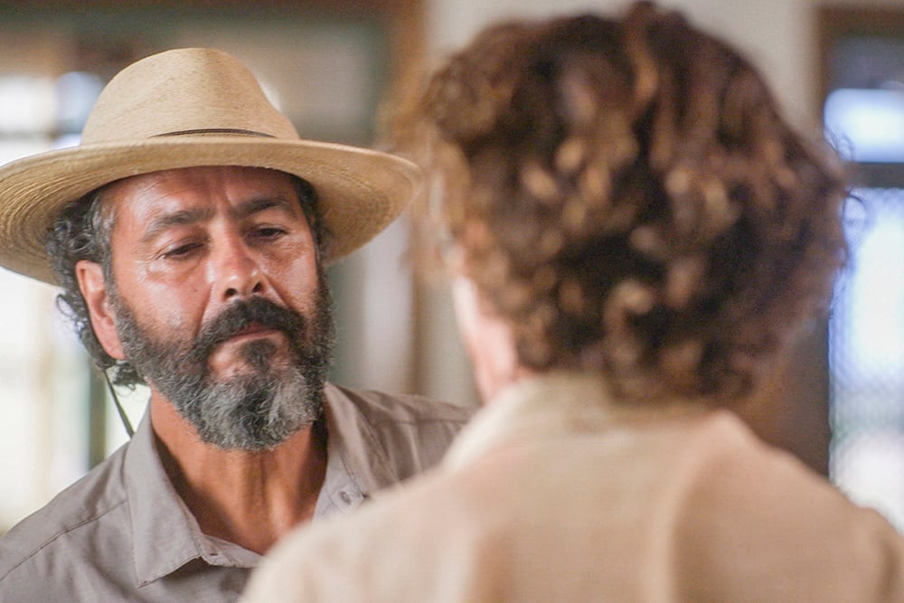 Jove (Jesuíta Barbosa) e José Leôncio (Marcos Palmeira) na novela Pantanal