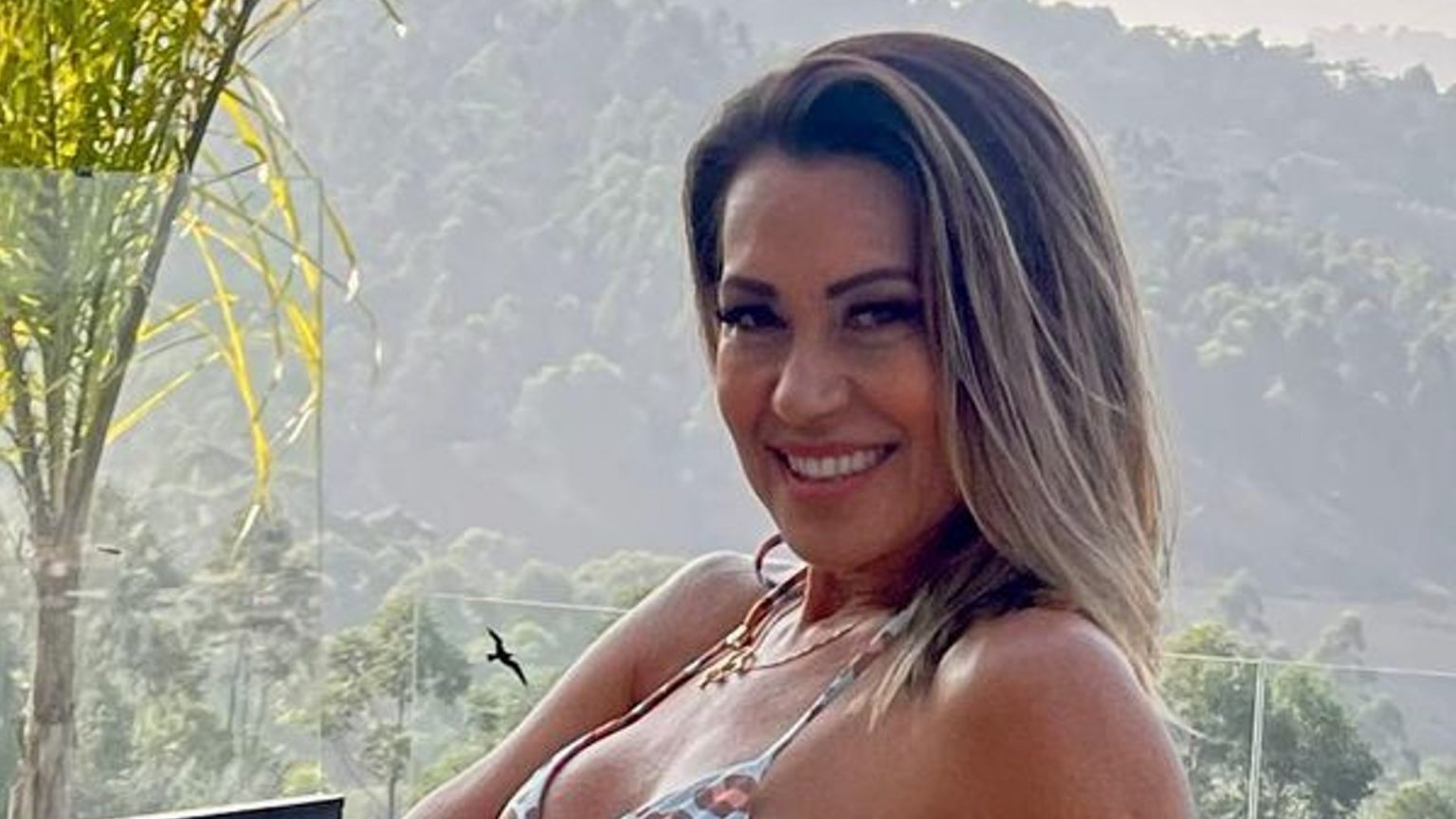 Aos 60 Anos Solange Frazão Exibe Abdômen Megasarado E Bumbum Durinho Ao Usar Biquíni Fio Dental