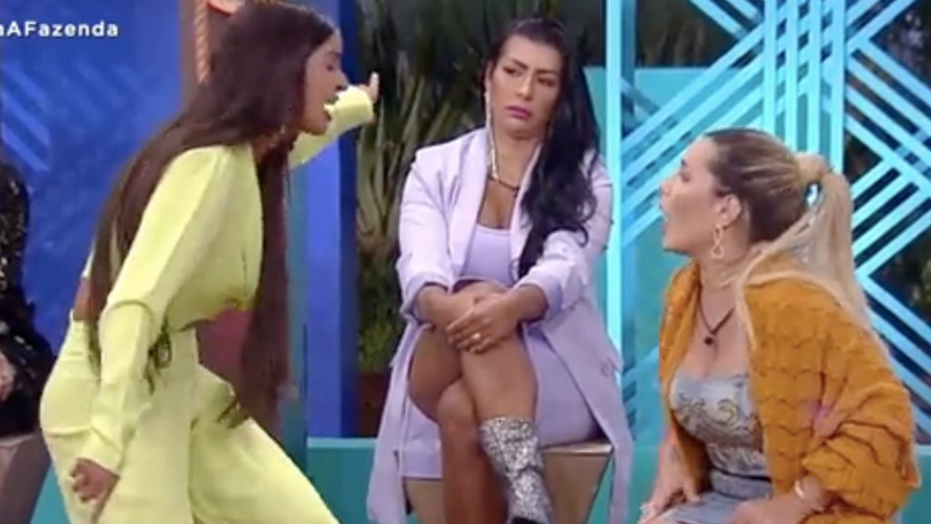 Kerline Cardoso e Deolane Bezerra discutem ao vivo em 'A Fazenda 14' (Reprodução/rRecord TV)