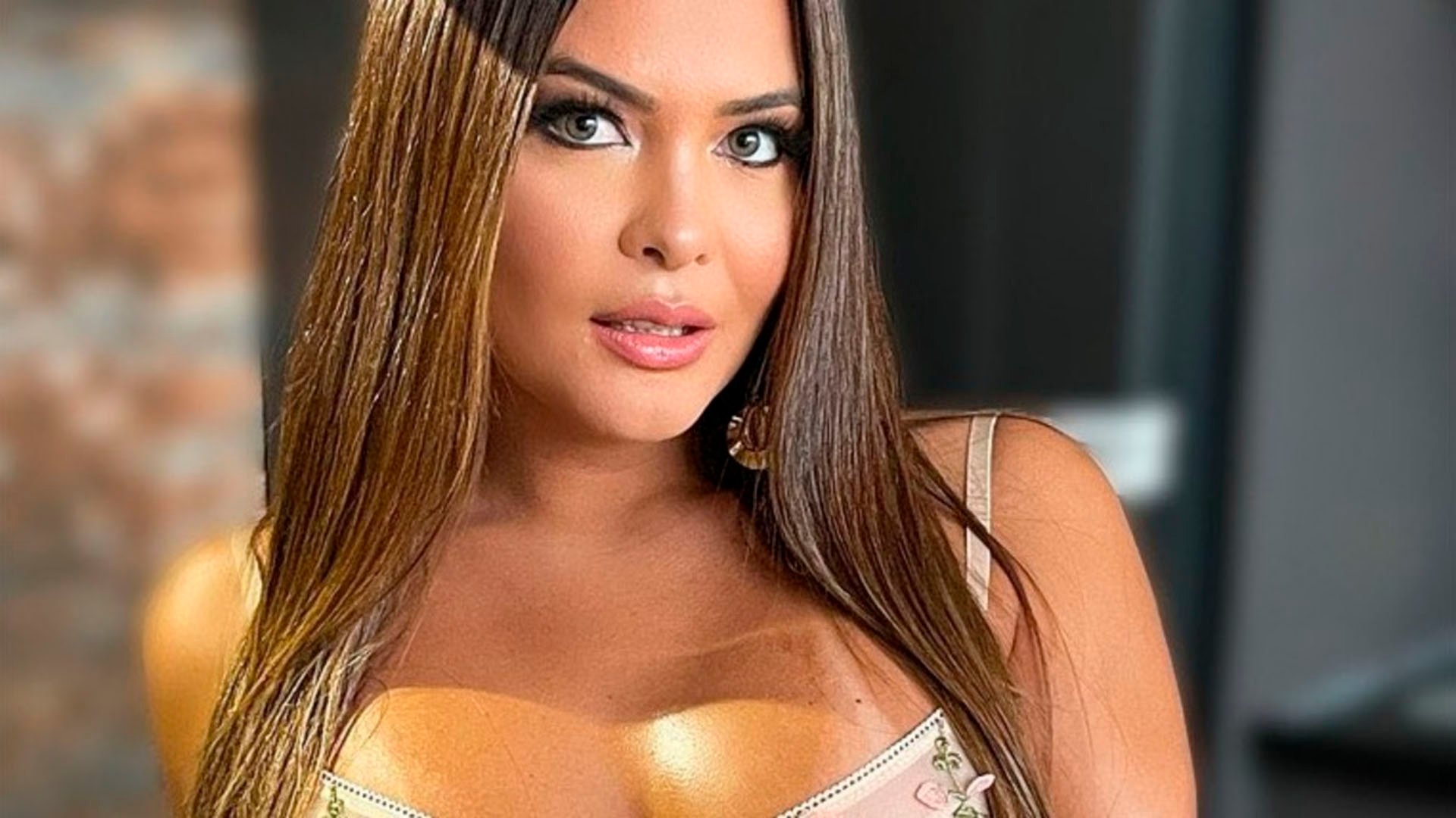 Geisy Arruda ostenta bumbum em clique sexy na cachoeira