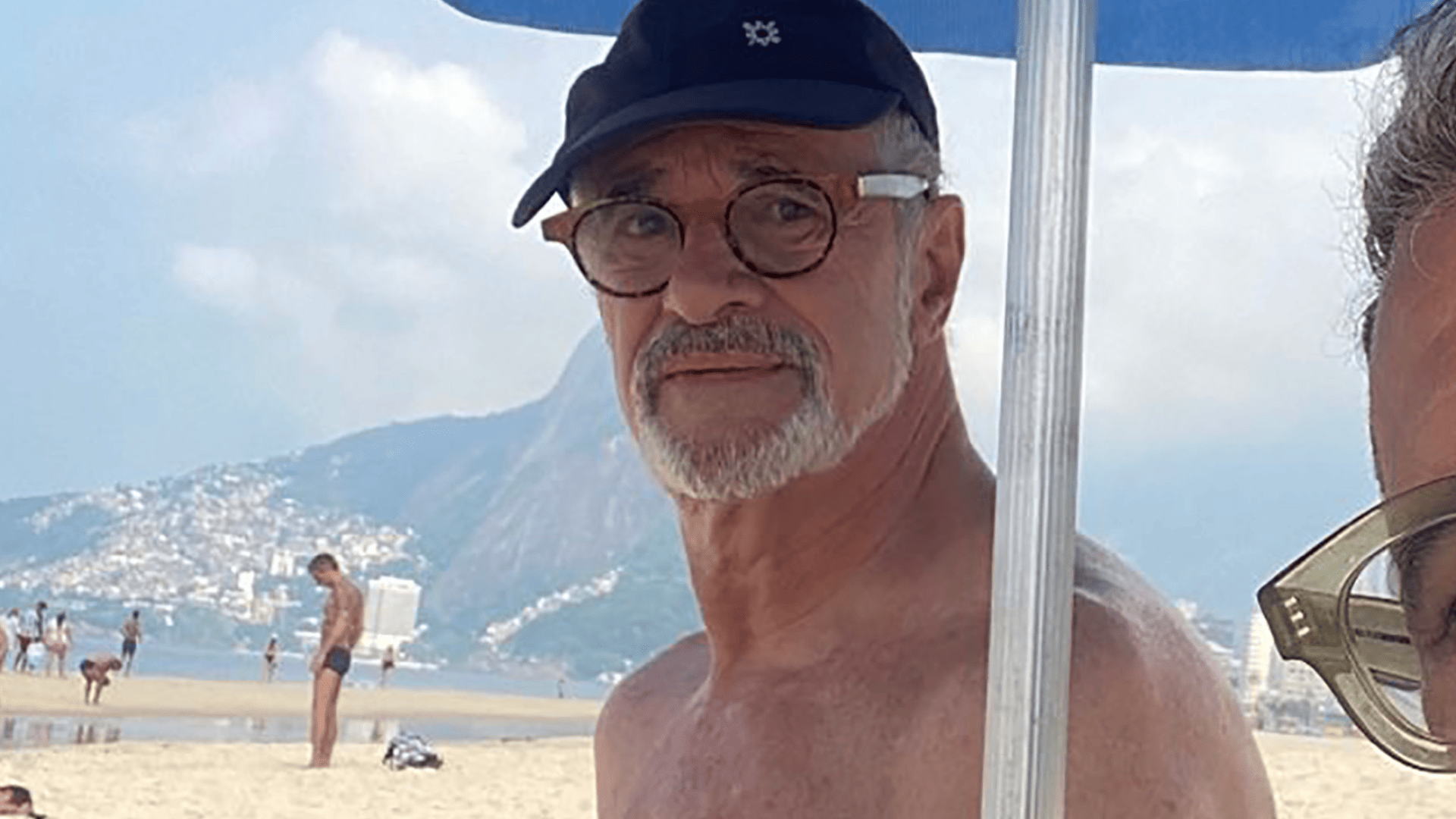 Marcos Caruso surge em foto rar ssima com o namorado na praia