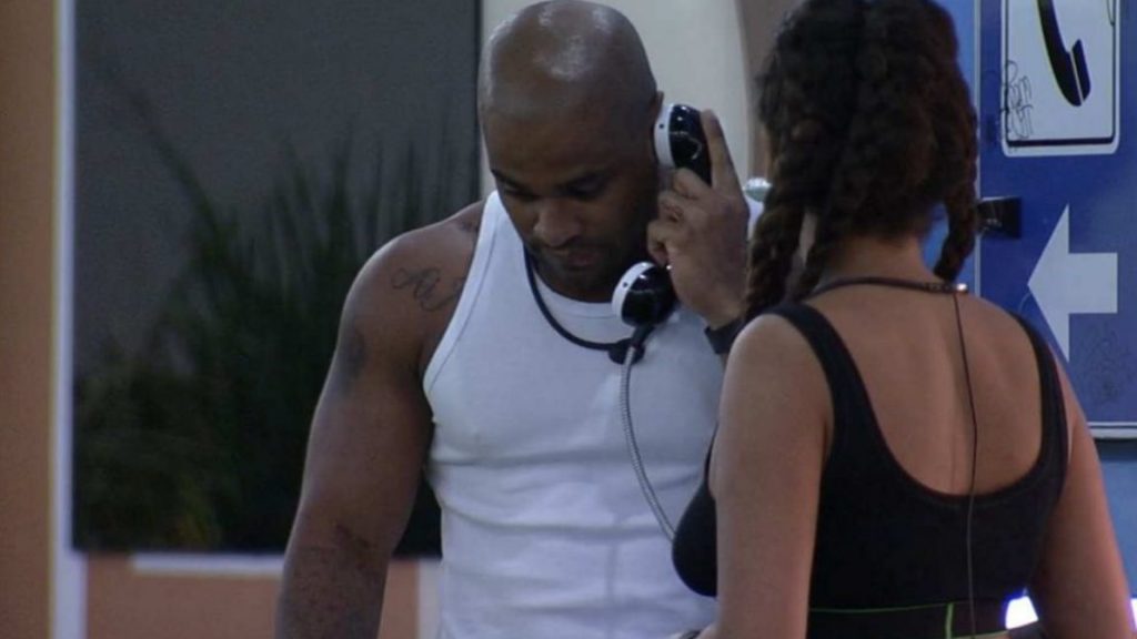 Cezar Black atende o Big Fone (Reprodução/Globo)