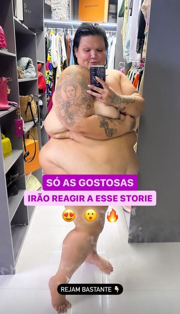 Thais Carla posa totalmente nua e exibe inúmeras tatuagens espalhadas pelo  corpo