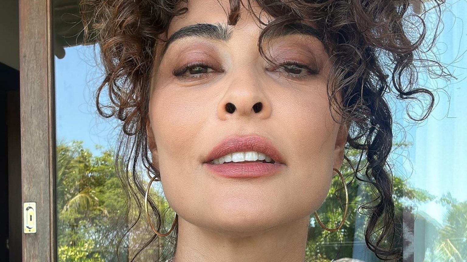 Juliana Paes aposta em vestido aberto e ostenta corpo definido: ‘Uma deusa’