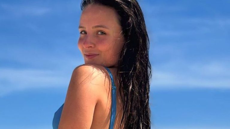 Larissa Manoela Surpreende Ao Surgir De Biquíni Cavado Na Praia Perfeita