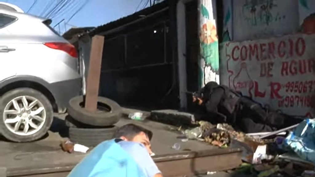 Equipe do SBT em meio ao fogo cruzado em comunidade no Rio - Reprodução/SBT