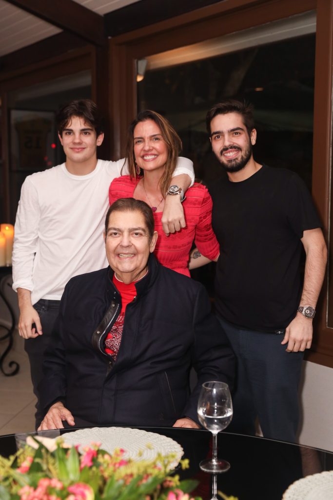 Faustão e a família - Reprodução/ Lucas Ramos e Manu Scarp / Brazil News