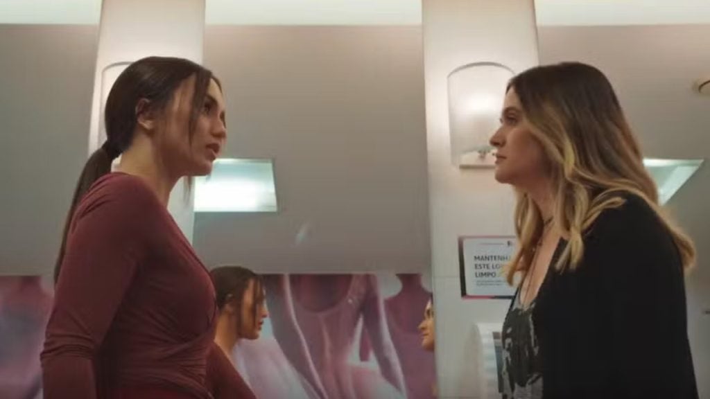 Jéssica (Rafa Kalimann) e Electra (Juliana Paiva) em 'Família é Tudo'