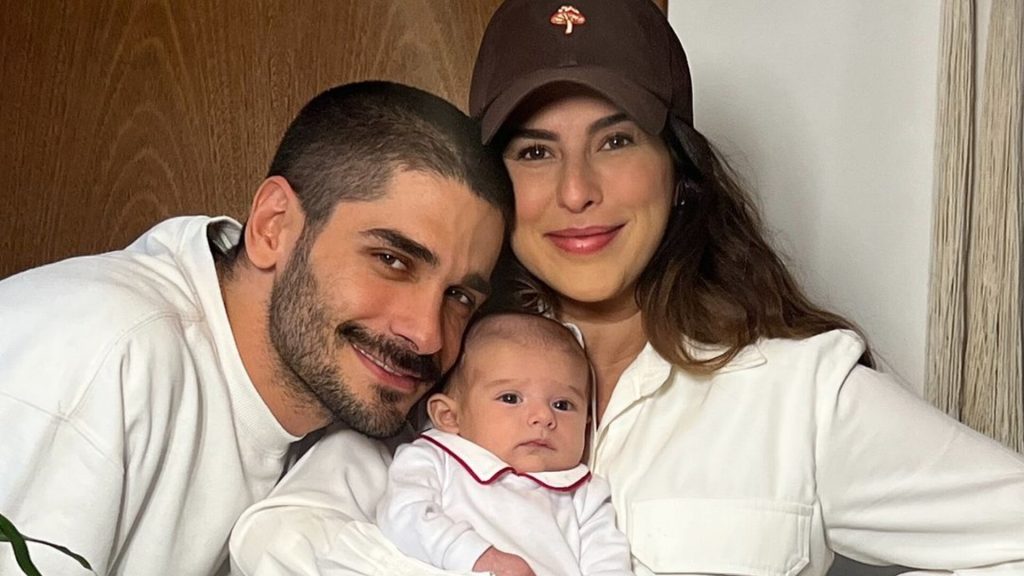 Fernanda Paes Leme e Victor Sampaio com a filha, Pilar