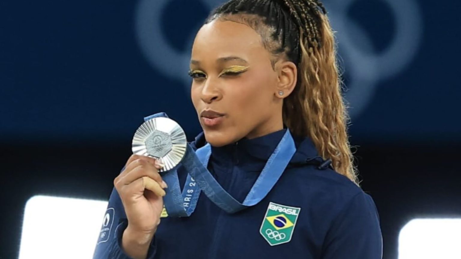 Medalha de ouro! Rebeca Andrade rouba a cena de biquíni fininho