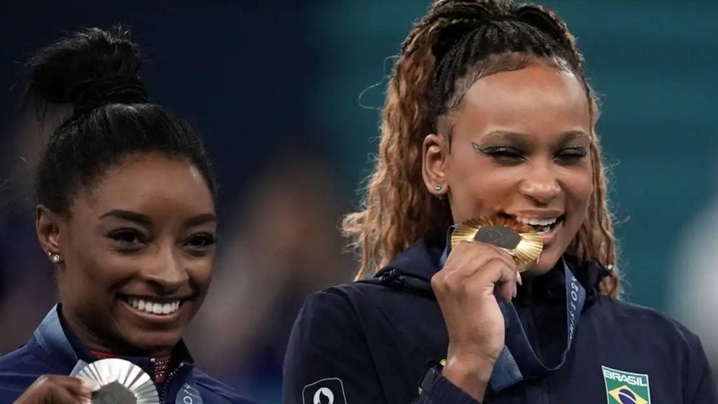 Simone Biles e Rebeca Andrade nas Olímpiadas de Paris 2024 - Reprodução/Alexandre Loureiro