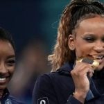 Simone Biles e Rebeca Andrade nas Olímpiadas de Paris 2024 - Reprodução/Alexandre Loureiro