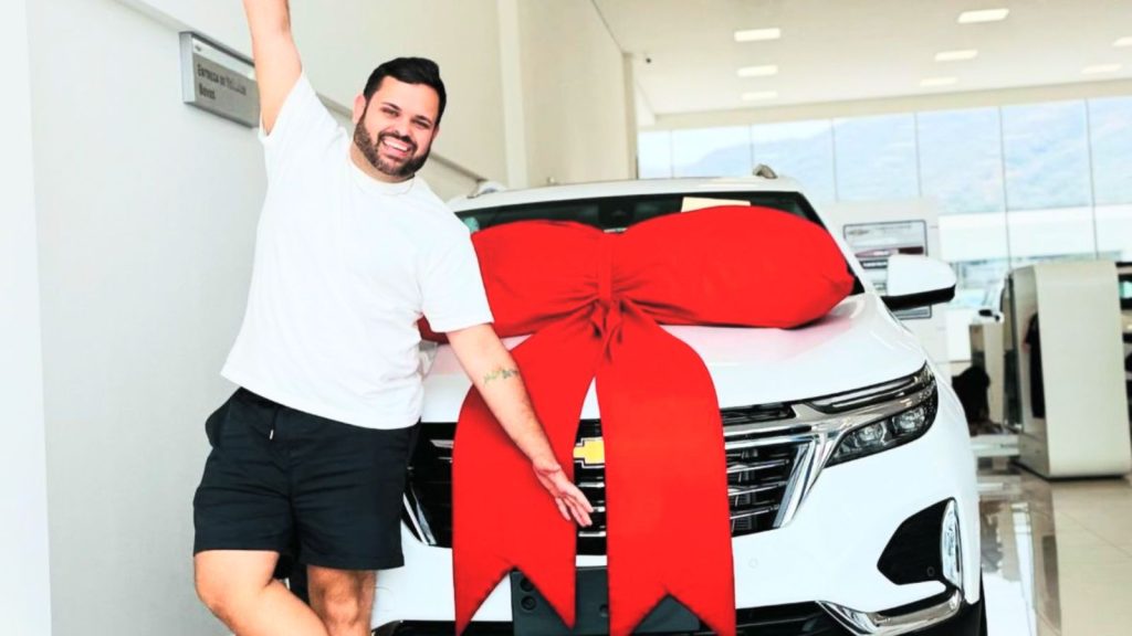 Ex-BBB Michel com carro que ganhou no programa - Reprodução/Instagram