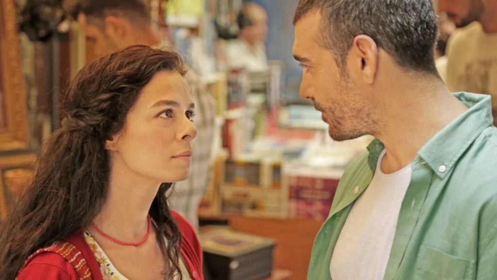 Bahar (Özge Özpirinçci) e Sarp (Caner Cindoruk) em 'Força de Mulher'