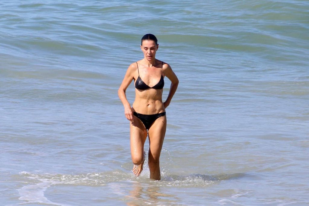 Mônica Martelli aposta em biquíni fininho para curtir dia de sol em praia do Rio de Janeiro