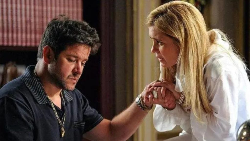 Tufão (Murílio Benicio) e Carminha (Adriana Esteves) em "Avenida Brasil" - Reprodução/TV Globo