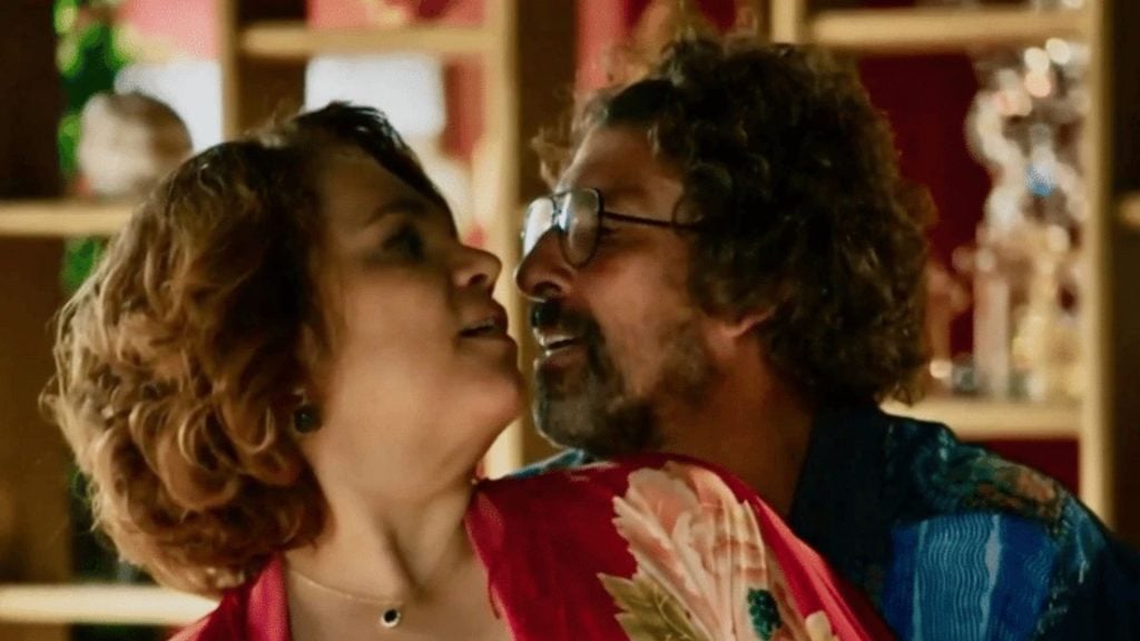 Violeta (Isabel Teixeira) e Osmar (Milhem Cortaz) em 'Volta por Cima' - Reprodução/TV Globo