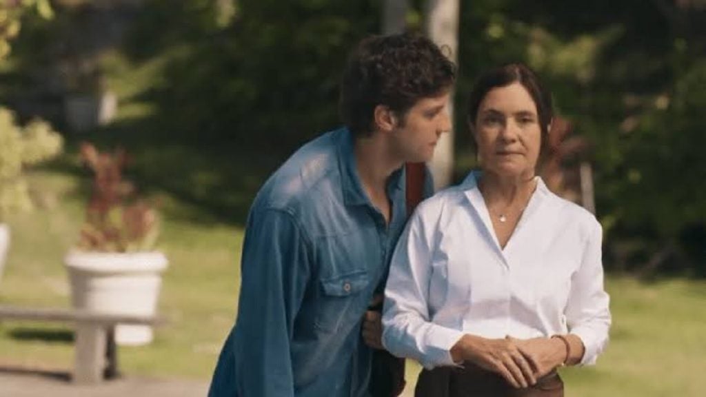 Mércia (Adriana Esteves) e Mavi (Chay Suede) em 'Mania de Você'