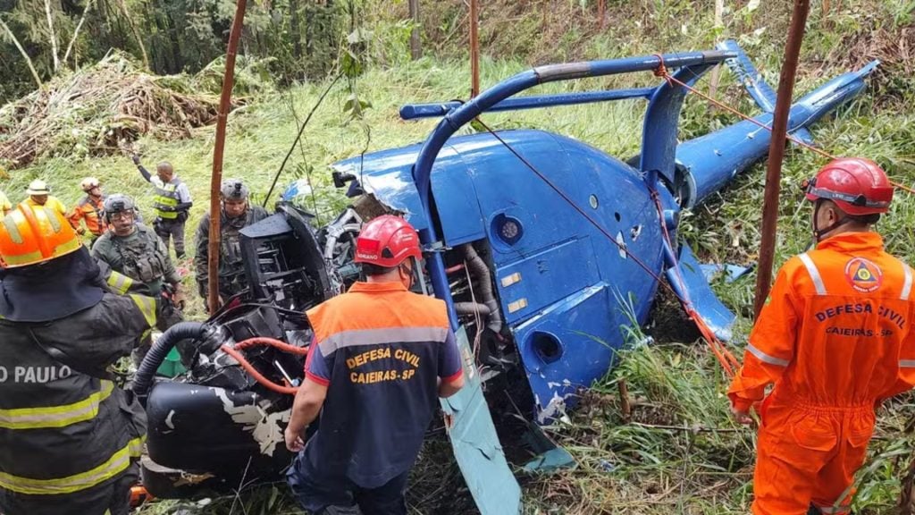 Bombeiros e Defesa Civil participam do resgate após queda de helicóptero em Caieiras - Foto: Bombeiros/Defesa Civil