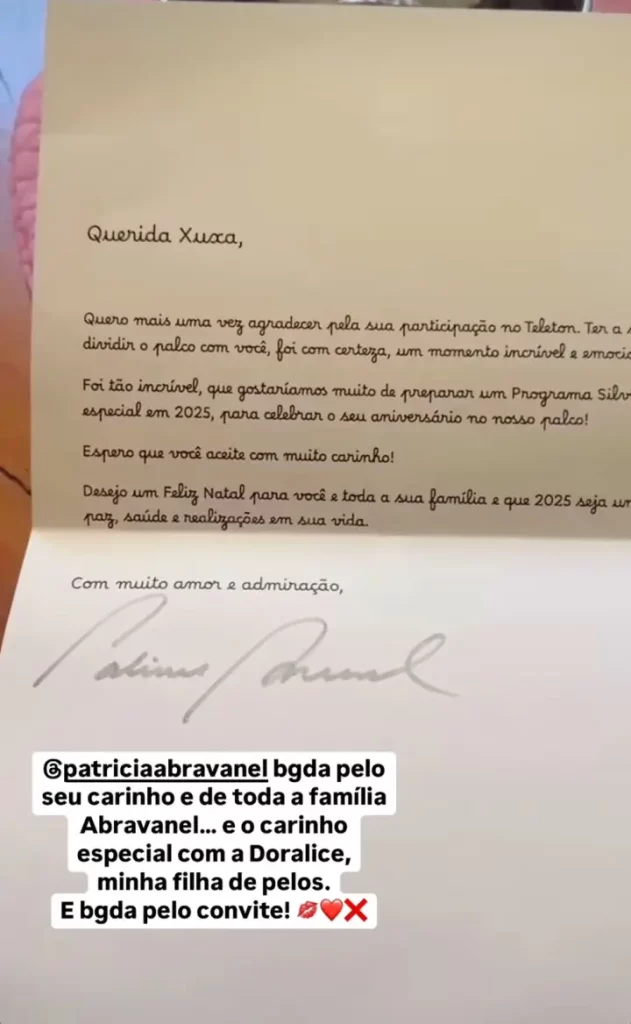 Xuxa Meneghel mostra presentes e revela convite de Patrícia Abravanel