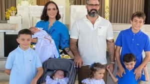 Letícia Cazarré e Juliano Cazarré com os filhos